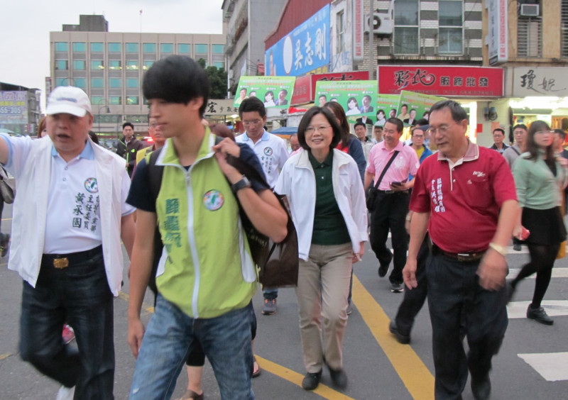 民進黨主席蔡英文23日下午前往台北艋舺服飾商圈掃街。圖：林朝億/攝影   