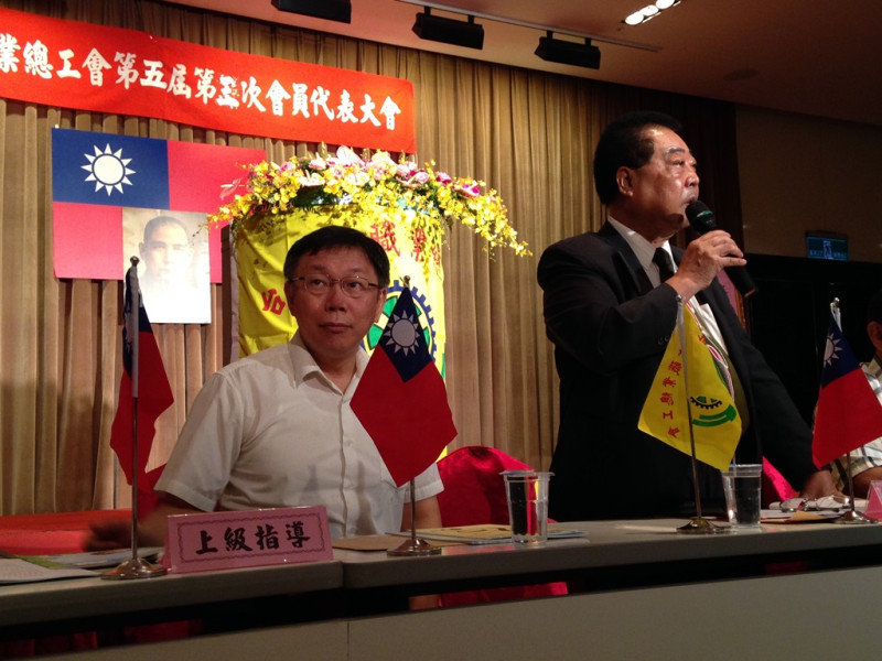 無黨籍台北市長參選人柯文哲今(19)日對於對手連勝文說希望柯可以約束他的網軍表示，網軍跟他有什麼關係？接著柯又說這很像歷史上所說的「四面楚歌」，但是「又不是我派人去唱(楚歌)的」。　圖：劉奕霆/攝   