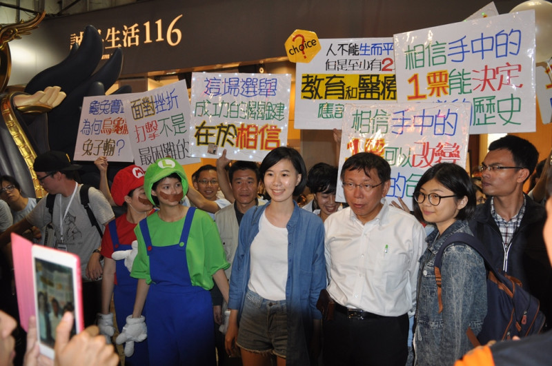 無黨籍台北市長候選人柯文哲今(23)日晚間到西門町鬧區掃街拜票。圖：劉奕霆/攝。   