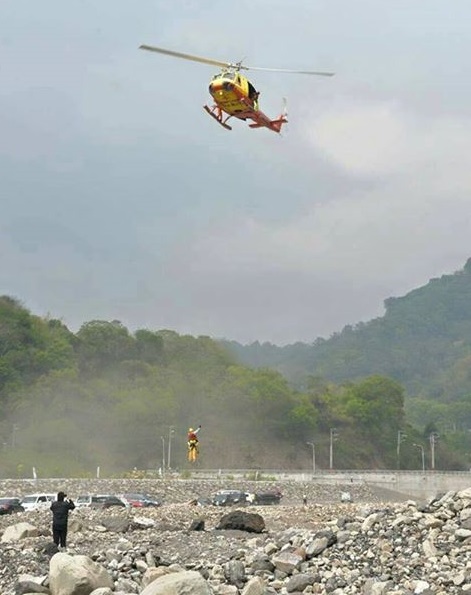 高雄市大型土石流防災演練在桃園區荖濃溪旁的河床模擬真實狀況，出動直升機懸掛救援，場景逼真。圖：高雄市政府   