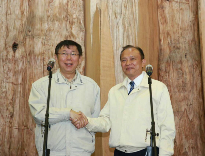 台北市長當選人柯文哲今（7）天拜會宜蘭縣長林聰賢。圖：柯辦提供   