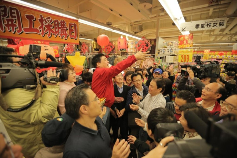 台北市長郝龍斌到北市各大量販店灑金幣巧克力，為開工採購日揭幕，也送上情人節的祝福。圖：台北市政府提供   