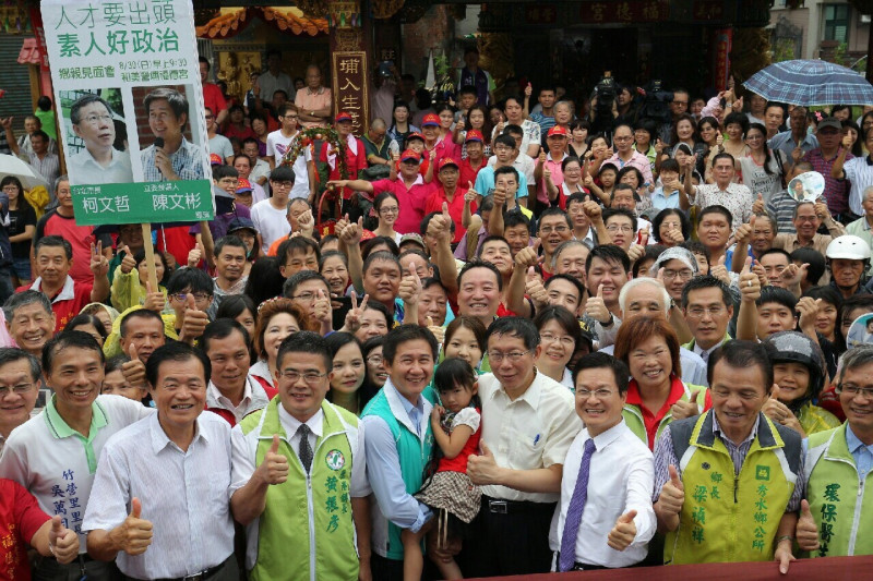 台北市長柯文哲30日到中部參訪，都由政治素人陪同，被解讀為拉抬參選人的聲勢。圖：台北市政府提供   