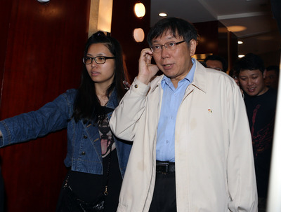 台北市長柯文哲今(18)日稱大巨蛋案讓總統馬英九的清廉招牌「破功」，府方人士則要柯P把證據拿出來。圖：中央社   