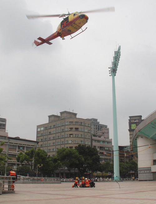 新北市政府消防局今（5）日在板橋第一運動場的廣場，舉辦全國首次的山域搜救示範演練。圖：陳冠廷/
攝   