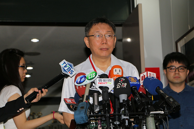 台北市長柯文哲29日受訪時，被問到太太被攻擊不夠漂亮的問題時，柯立刻反駁說，「夠了啦，這樣就可以了！是要多漂亮？」圖：劉奕霆/攝   