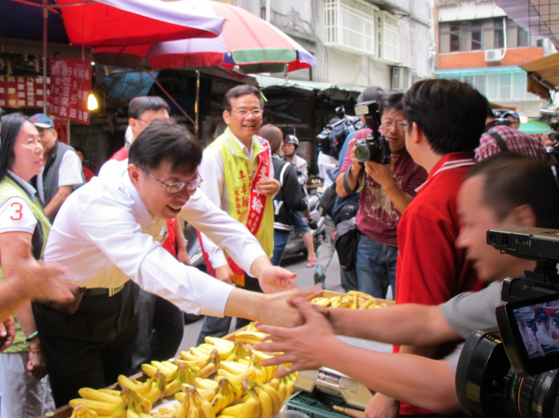 無黨籍台北市長候選人柯文哲23日上午前往信義區福德市場拜票。圖：林朝億/攝   
