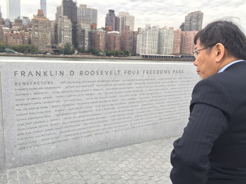 無黨籍市長候選人柯文哲10日參訪紐約市羅斯福島Four Freedom Park。圖：柯文哲辦公室提供   