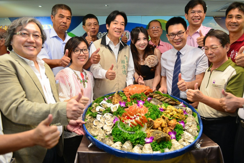 台南市長賴清德（中）率七股鄉親舉行記者會，邀請各地民眾到七股品嚐尚青的海鮮。圖：黃博郎/攝   