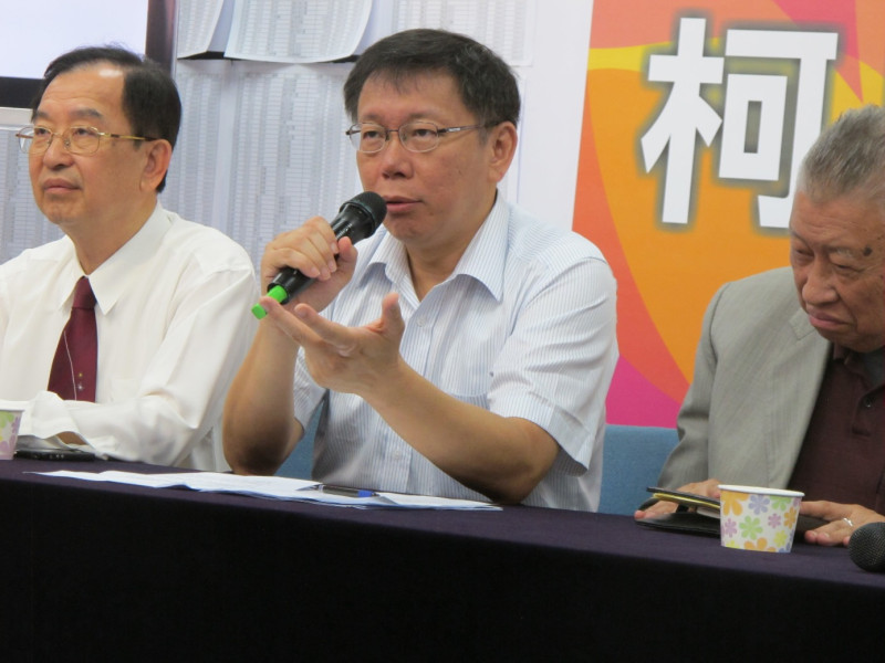 堅持以無黨籍身份參選的台北市長候選人柯文哲，跟民進黨維持著有點黏、又不太黏的關係。圖：林朝億/攝   