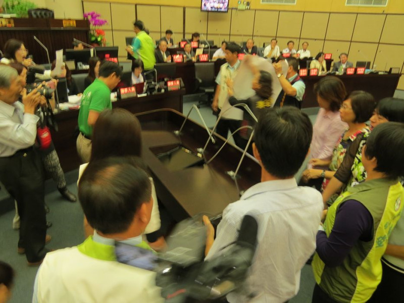 台南市議會審查預算引發爭議，朝野議員演出全武行。圖：黃博郎/攝   