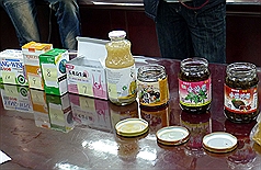 台北市衛生局26日公布市售食品塑化劑抽驗報告，322件檢體檢出10件產品塑化劑含量超標。圖片來源：中央社。   