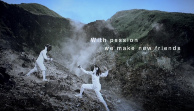 世大運首支全球宣傳影片中的一幕是以小油坑為背景，幻化成擊劍選手的競技場。圖片來源：台北市觀傳局   