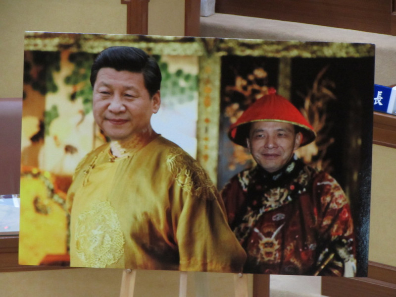 民進黨議員合成習近平與朱立倫照片，諷刺「朱習會」是朱立倫將赴北京晉見皇上。圖：邱珮文/攝   