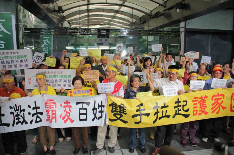 反台南鐵路地下化東移自救會與多個聲援團體今(12)天在高等行政法院前，高喊口號表達訴求。圖：林雨佑/攝   