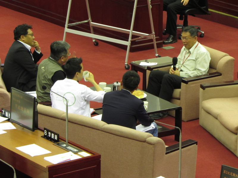 民進黨籍台北市議員何志偉10日下午在台北市議會質詢時表示，台北市長柯文哲上任後主張公開透明，卻有不少府內局處自3月起至10月為止，文件列為密件的數量卻越來越高。圖：邱珮文/攝   