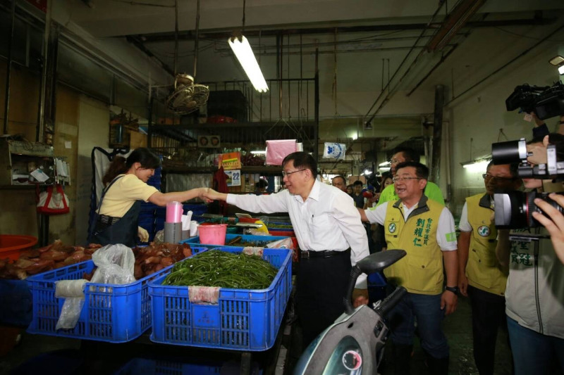 無黨籍台北市長參選人柯文哲今(22)天早上6點半就到環南市場進行掃街拜票。圖：柯文哲辦公室提供   