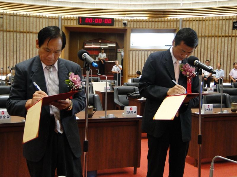 高雄市議會今日舉行遞補市議員鍾盛有及林義迪宣誓就職儀式。圖片來源：高雄市議會提供。   