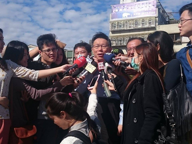 台北市長柯文哲5日受訪，對於連勝文批評罄竹難書，他笑說，自己罪狀真的滿多的。圖：翁嫆琄/攝   