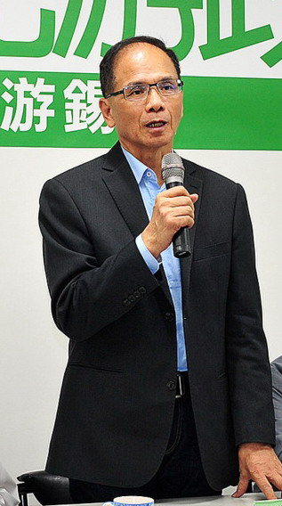 民進黨新北市長參選人游錫堃痛批，新北市長朱立倫應為教育局隱匿校園營養午餐使用餿水油製成的產品一事，公開的向新北市民道歉。圖：陳冠廷/攝   