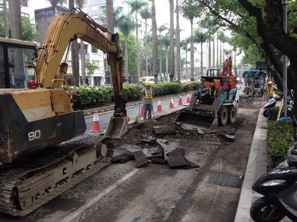 台北市仁愛路的路平專案，自去年9月起便進行管線汰換工程，不過附近民眾紛紛表示「才剛挖完自來水的管線，怎麼又有台電、中華電信的管線要挖，不能一次挖完嗎?」圖：吳美靜/攝   