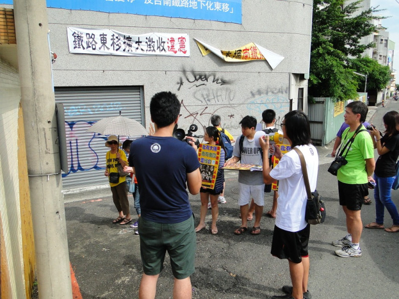 台南鐵路沿線居民和南鐵居住正義青年小組在鐵路沿線一邊導覽，一邊發送月餅給民眾。圖：黃博郎/攝   