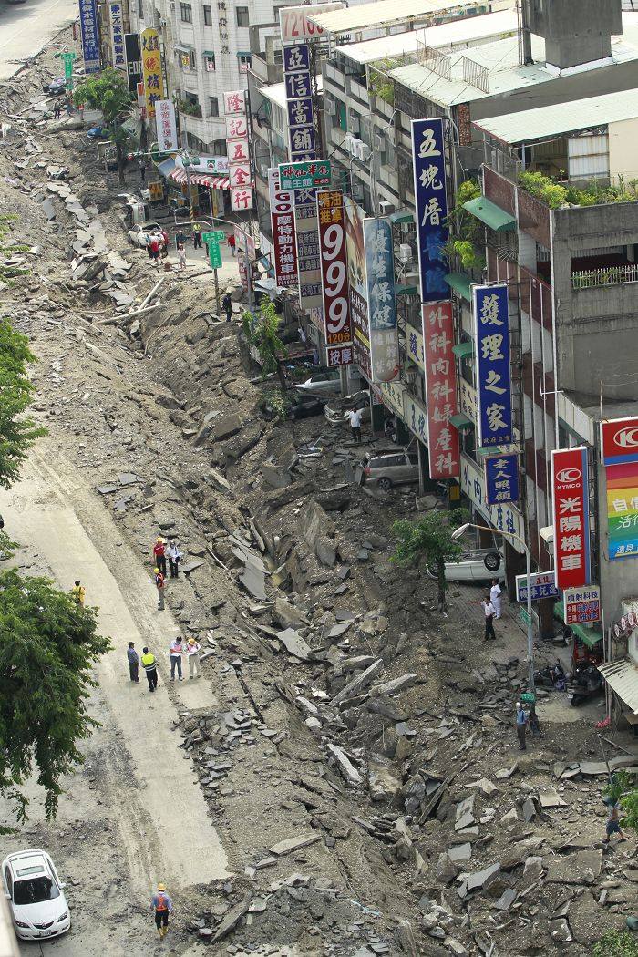 高雄市發生嚴重氣爆事故，高雄市政府今(4)日表示，目前估算重建所需經費約19億1千萬元。圖片來源：達志影像/美聯社。   