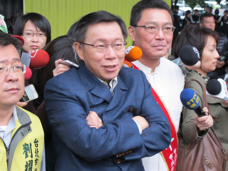 無黨籍台北市長候選人柯文哲13日下午前往第一果菜市場視察。圖：林朝億/攝   