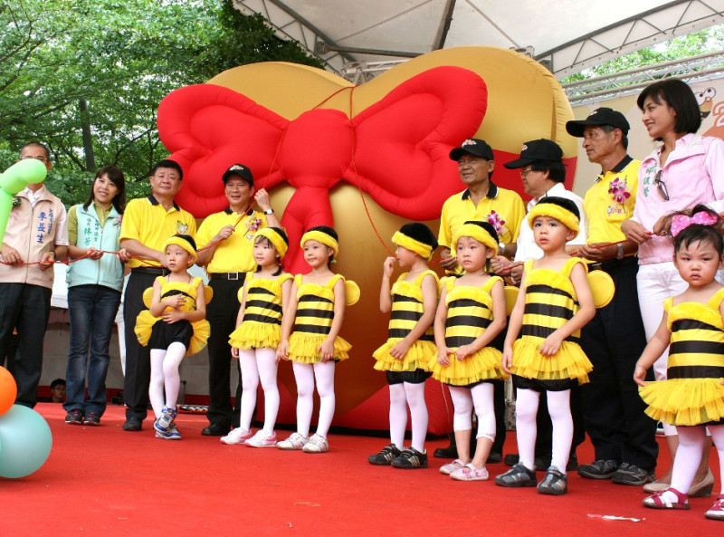2011大崗山龍眼蜂蜜文化節6日在大崗山風景區停車場盛大開幕。圖片來源：高雄市政府農業局提供   