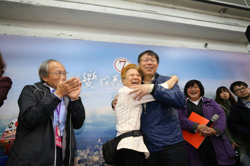 無黨籍台北市長當選人柯文哲今(6)日下午前往競選總部向附近商家及志工道謝。圖：柯文哲辦公室提供。   