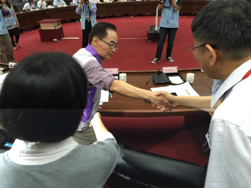 台北市長柯文哲29日在與里長座談會上，和西村里長嚴長生因為法輪功一事在會議中槓上，數度對嗆。圖：新頭殼資料照片   