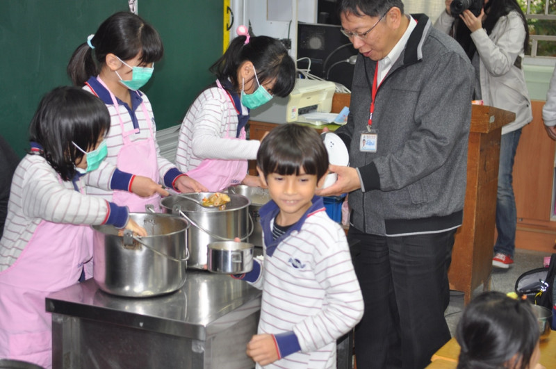 台北市長柯文哲日前前往台北市公館國小視察小田園教育及營養午餐辦理情形。圖：新頭殼資料照片   