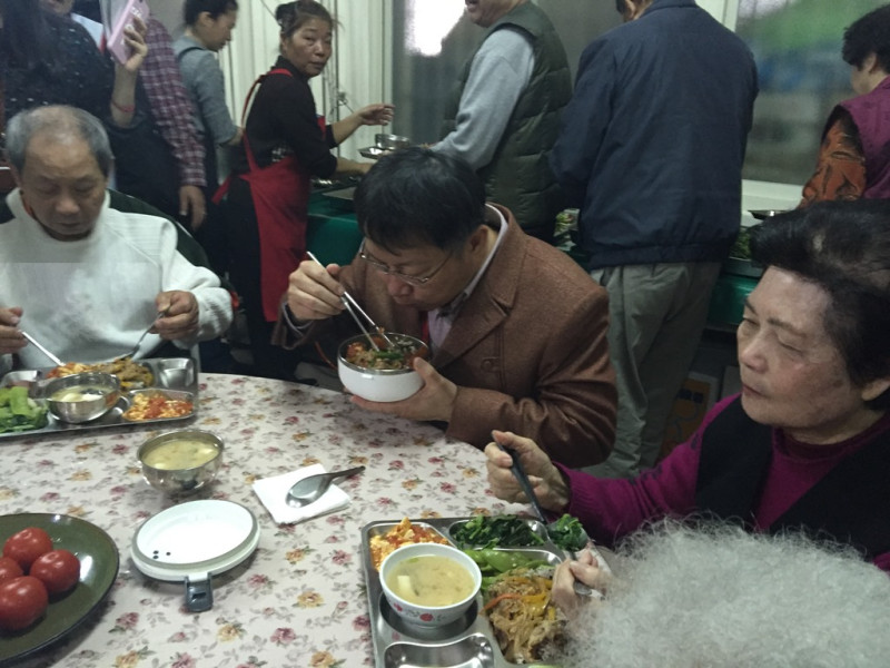 台北市長柯文哲今(13)日中午前往忠勤里視察社會福利據點，接著和長者們一起用餐。圖：劉奕霆/攝   