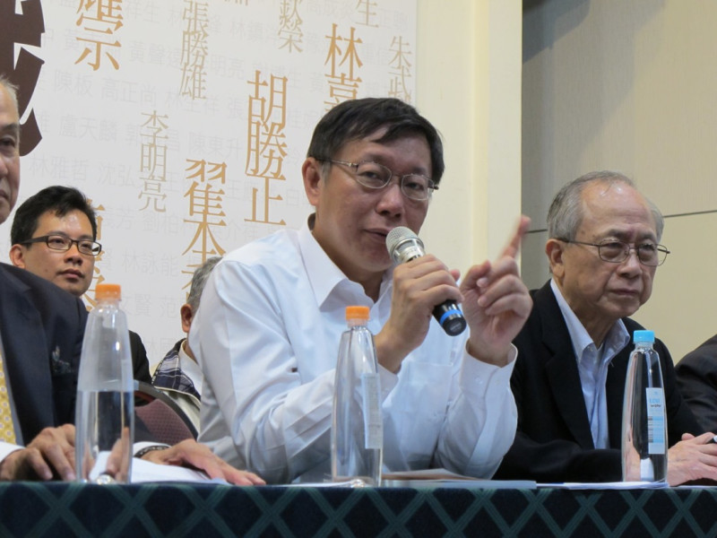 無黨籍台北市長候選人柯文哲26日表示，跟中國交流要相互尊重，不故意喊台獨，但他也不會逼你在一個中國上表態。圖：林朝億/攝   