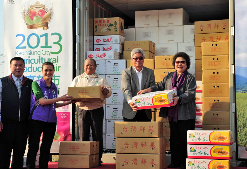 高雄農特產13日至22日在新加坡及汶萊首度舉辦「2013高雄市農特產品節」，有3500箱新鮮蔬果銷往兩地，今(2)日由市長陳菊宣布封櫃啟運。圖：高雄市農業局提供。   