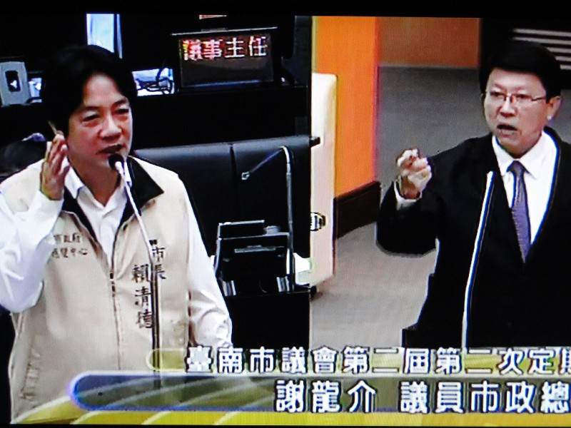 台南市長賴清德（左）和國民黨市議員謝龍介（右）在議會總質詢中，針對登革熱疫情、台獨等議題激辯。圖：翻攝自台南市議會直播畫面   