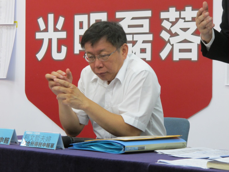 在野陣營台北市長候選人柯文哲今（18）日公布歷年所得報稅資料。圖：林朝億/攝   