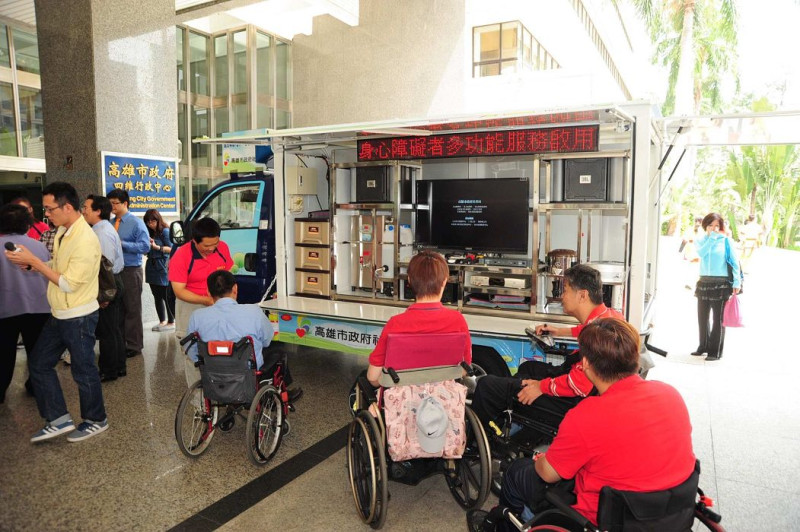全台首輛的高雄市身心障礙行動服務車啟用，將行駛到9個山區服務住民，讓弱勢民眾可以得到衛教、圖書和休閒等服務。圖片來源：高雄市社會局。   