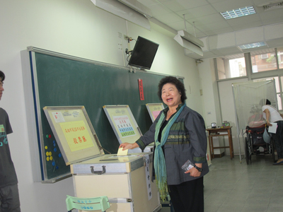 高雄市長陳菊今(29)日順利高票連任，她也感謝大家，感謝高雄，感謝所有鄉親、市民朋友。圖：中央社。   