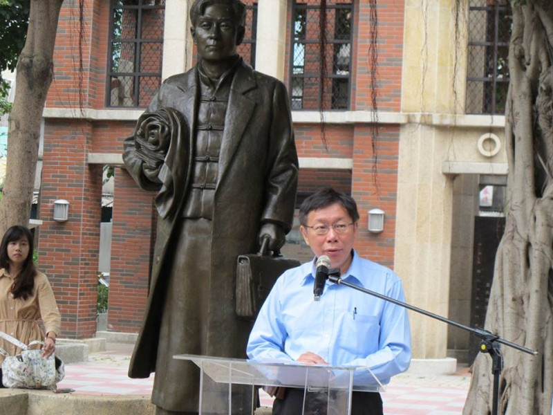 無黨籍台北市長候選人柯文哲27日在蔣渭水紀念公園表示，蔣渭水是他精神上的導師。圖：林朝億/攝   