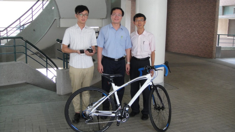 樹科大產設系副教授陳文亮與研究生姚穎良所共同研發的防盜踏板，是「鎖具+腳踏板=防盜踏板」，減少鎖具攜帶或忘記攜帶的困擾。圖：樹科大提供   