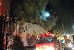 位於台中市中興街的夜店阿拉（ALA）於（6）日凌晨發生大火，釀成9死12傷悲劇。綠營批執政10年的台中市長胡志強無能。圖片來源：中央社。   