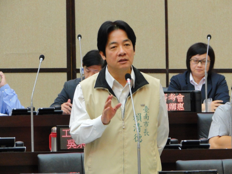 台南市長賴清德30日在市議會總質詢時針對登革熱疫情致歉，並表明他要負全部的責任。圖：黃博郎/攝   