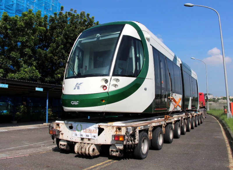 由西班牙承造廠商CAF所製造的台灣首列輕軌車輛13日凌晨4時許順利抵達高雄。圖2-2：高雄市政府提供   