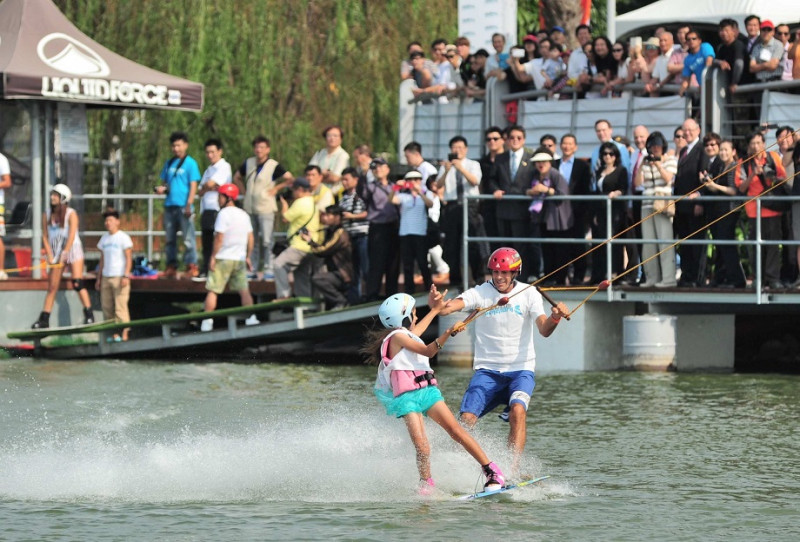 「蓮潭滑水主題樂園」是全台首座符合國際標準的纜繩滑水場。圖4之2：高雄市政府提供。   