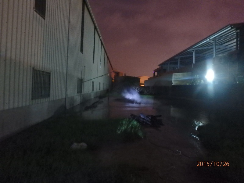 高雄市鳥松區中正路興農巷後熱泥漿暗夜噴發。圖：高雄市鳥松消防隊提供   
