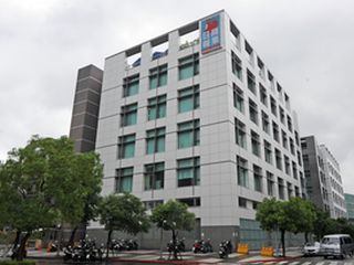 台北市勞動局今（5）日公布43家違反勞基法事業單位名單，當中還包括《蘋果日報》所屬的蘋果日報出版有限公司台灣分公司。圖：中央社   