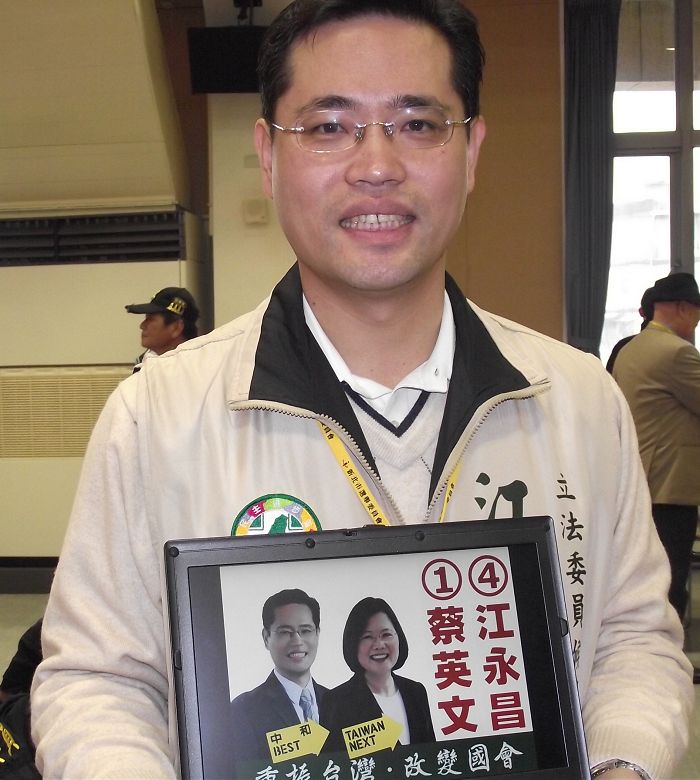 立委候選人江永昌馬上使用3C產品向選民宣布抽中的號次。圖片：陳冠廷/攝   