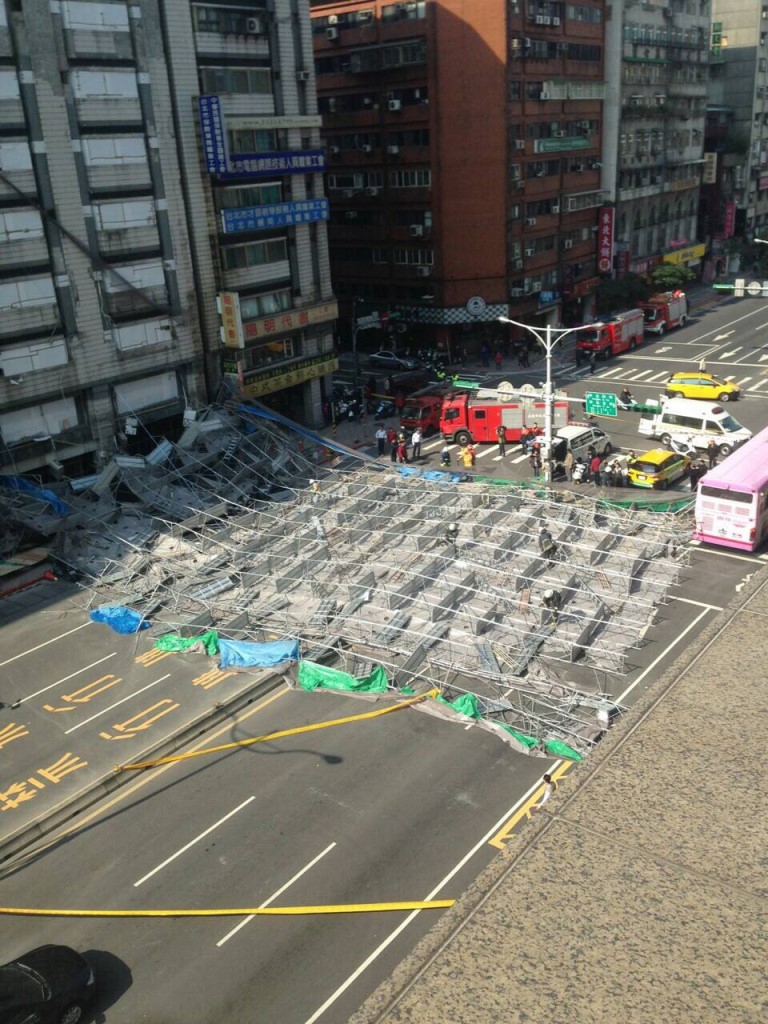 台北市羅斯福路一段、寧波街口由西向東方向，23日上午發生建物鷹架倒塌意外，波及15輛機車。台北市政府發言人林鶴明今(23)午表示，消防局、警方都到場處理，正在清查建物公司到場處理，無人傷亡，目前已經恢復部分雙向通車。圖：台北市政府提供   