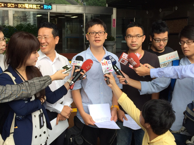 3名在反課綱學生衝入教育部當晚遭警方逮捕的記者7日上午在台北市政府外召開記者會，批評北市府的調查報告結果空洞。圖：劉奕霆/攝   